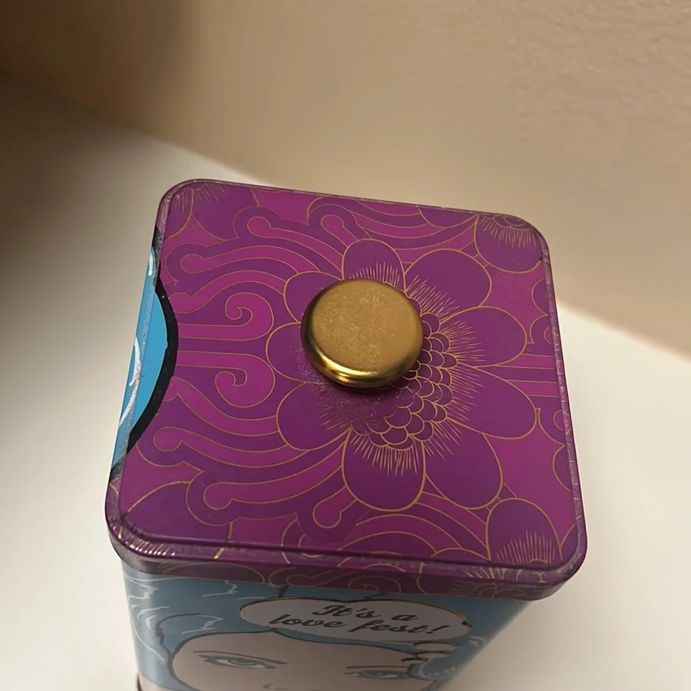Benefit container - Picture 2 of 3